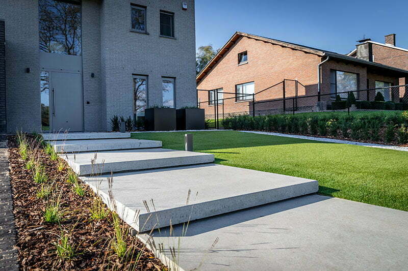 Moderne voortuin met kunstgras