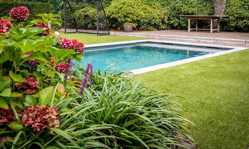 Tuin-kunstgras-en-planten