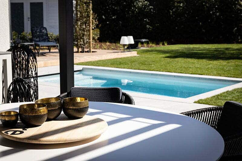 Zwembad en jacuzzi in tuin