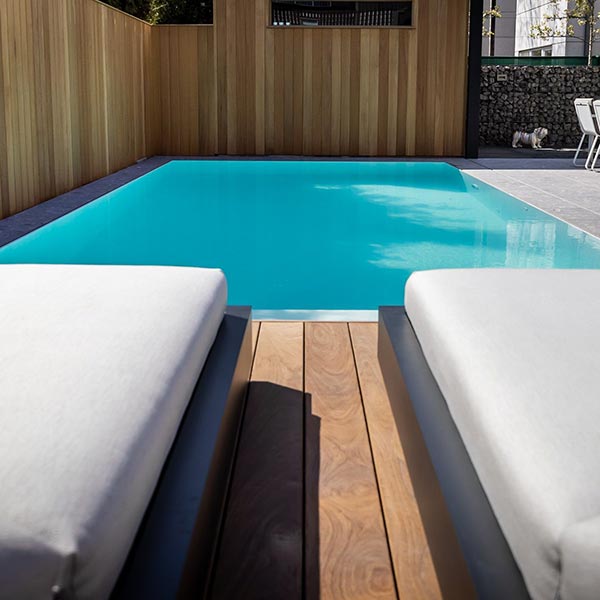 Zwembadaanleg kleine tuin