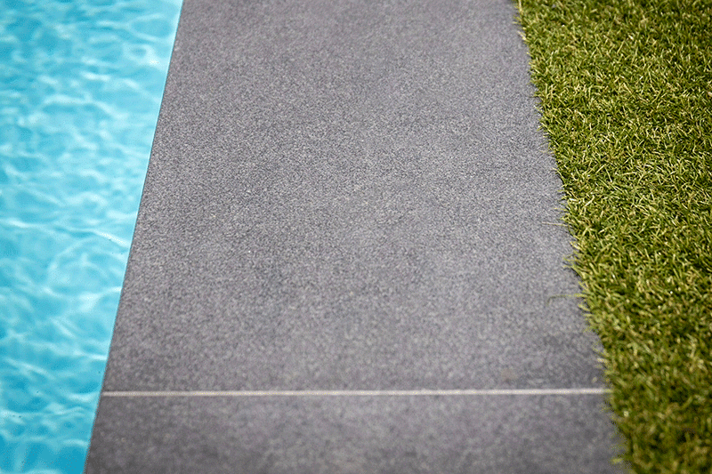 Boordstenen rondom zwembad