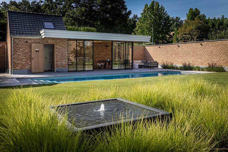 Groot zwembad in tuin